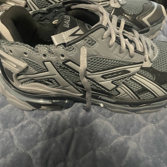 Grey and black Balenciaga runner - Picture 3 of 3